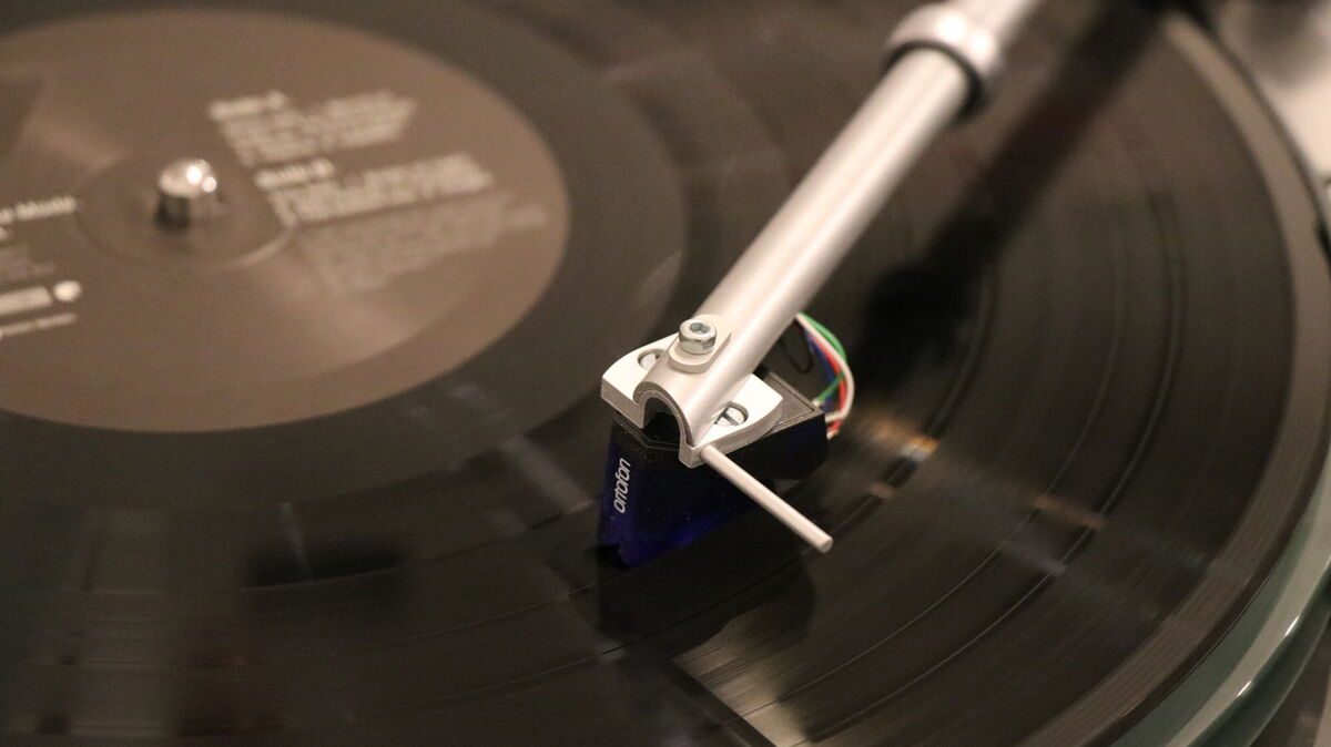 Vinyl erlebt seit einigen Jahren ein Comeback. Gerade in der schnelllebigen Welt der Streamingdienste tut es vielen Leuten gut, einen Gang zurückzuschalten, eine Schallplatte aufzulegen und die Musik bewusst zu erleben. Foto: Mangels
