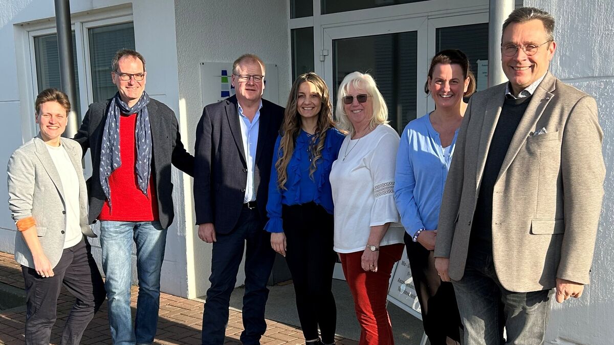 Kamen zum Abschluss der Glücksschweinchen-Aktion 2026 zusammen: V.l. CNV-Prokuristin Janine Puschmann, Diakon Jörg Peters (Hospizgruppe Cuxhaven), Lamstedts Bürgermeister Manfred Knust, Azize Subasic, Vorsitzende des Kinderhospizvereins Cuxhaven, Birgit Meyer, Koordinatorin der Hospizgruppe Land Hadeln, Stefanie Kopf (CNV-Leserservice) und CNV-Geschäftsführer Ralf Drossner. Foto: Rohde