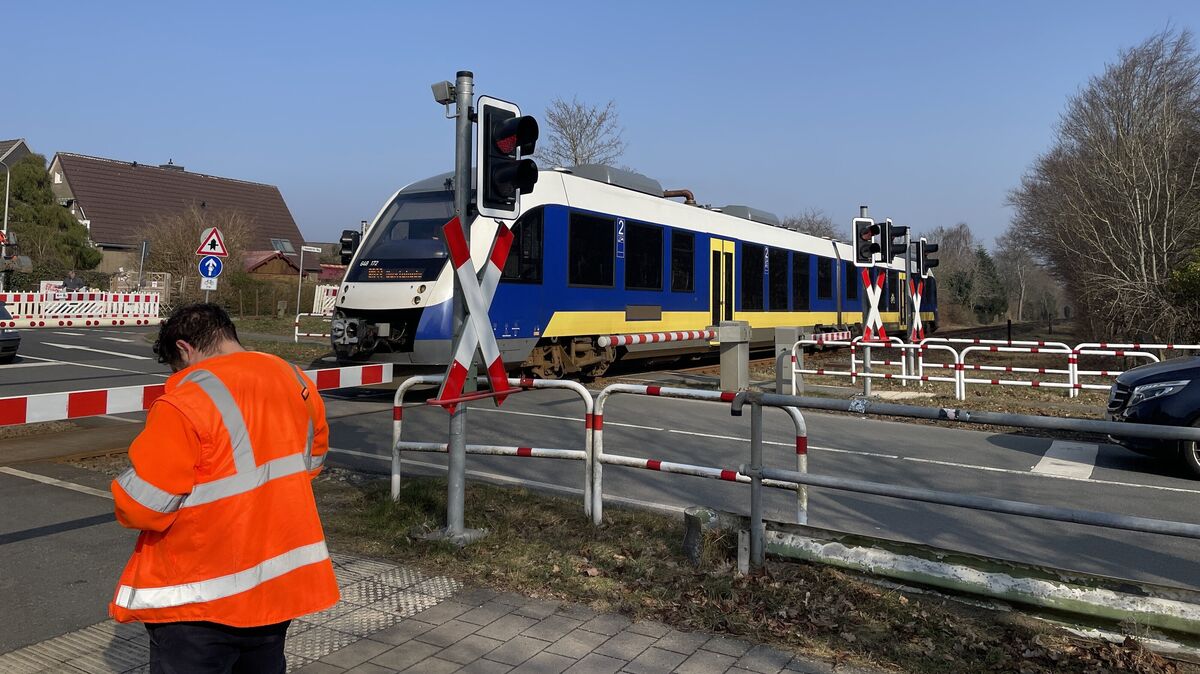 Mitarbeiter der Deutschen Bahn hielten sich dieser Tage neben den Gleisen und dem Bahnübergang in Franzenburg auf, um die Gleisanlage zu inspizieren. Foto: Reese-Winne