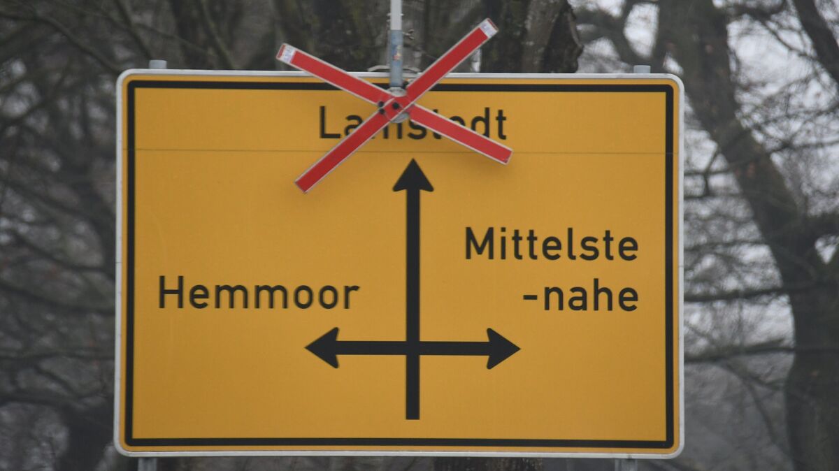 Nur noch wenige Tage, dann soll die Vollsperrung der Kreisstraße 21 zwischen Bröckelbeck und Lamstedt aufgehoben und der neue Radweg entlang der Strecke freigegeben werden. Foto: Schröder