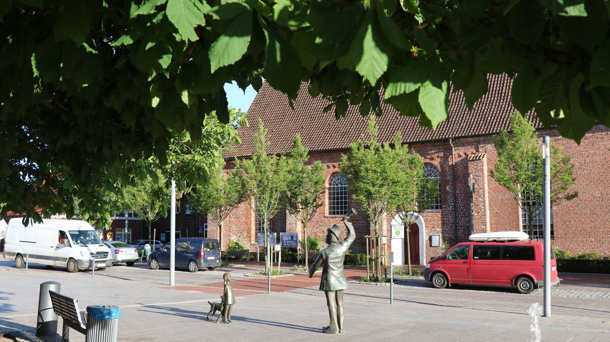 Unter den grünen Kronen des Kirchplatzes: Nach einem Beinahe-Unfall mit einem herabstürzenden Ast fordern Politiker in Otterndorf mehr Baumpflege. Foto: Mangels
