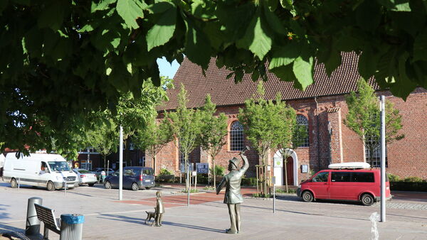 Ast kracht zu Boden: Muss Otterndorf seine Kirchplatz-Bäume stärker pflegen?