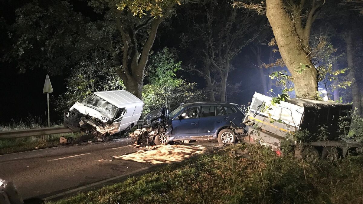 Am Mittwochabend ist es auf einer Landstraße im Kreis Cuxhaven zu einem schweren Verkehrsunfall gekommen. Drei Fahrzeuge waren beteiligt, vier Menschen wurden schwer verletzt. Foto: Polizei Cuxhaven