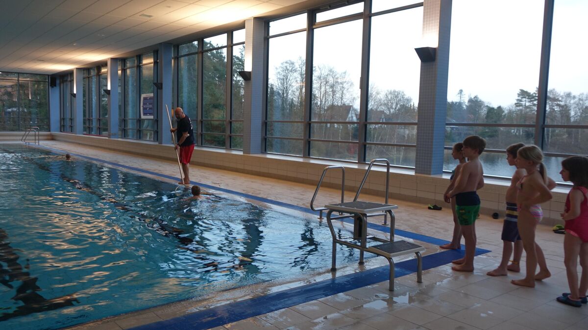 Nach langer Wartezeit wegen Umbau und Corona startete auch diese Woche wieder ein Schwimmkurs im Hallenbad Ostewelle. Im Bad soll noch im Februar ein neuer Wasserspeier installiert werden. Foto: Anders