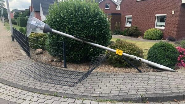 Cuxhaven: Verkehrsteilnehmer fährt Zaun und Laterne um - und macht sich aus dem Staub
