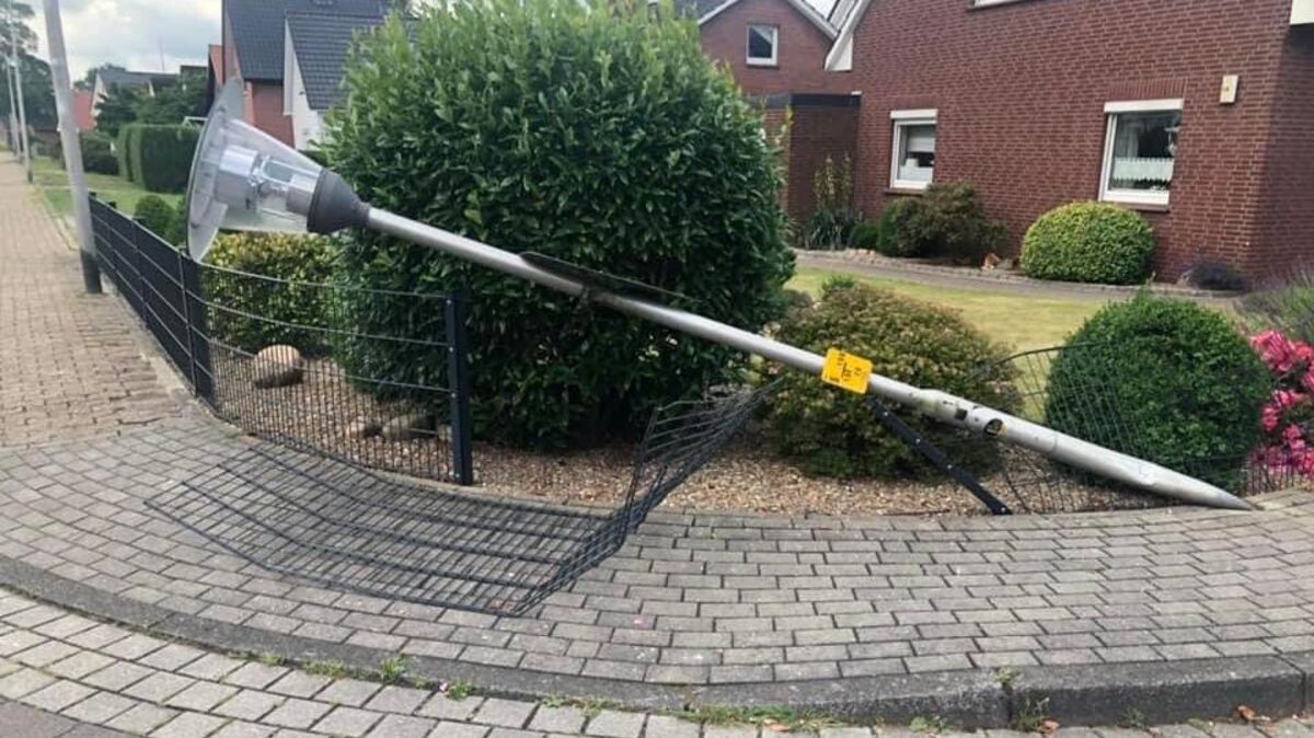 Der Schaden an Gartenzaun und Straßenlaterne soll bei mindestens 1000 Euro liegen. Foto: Costa