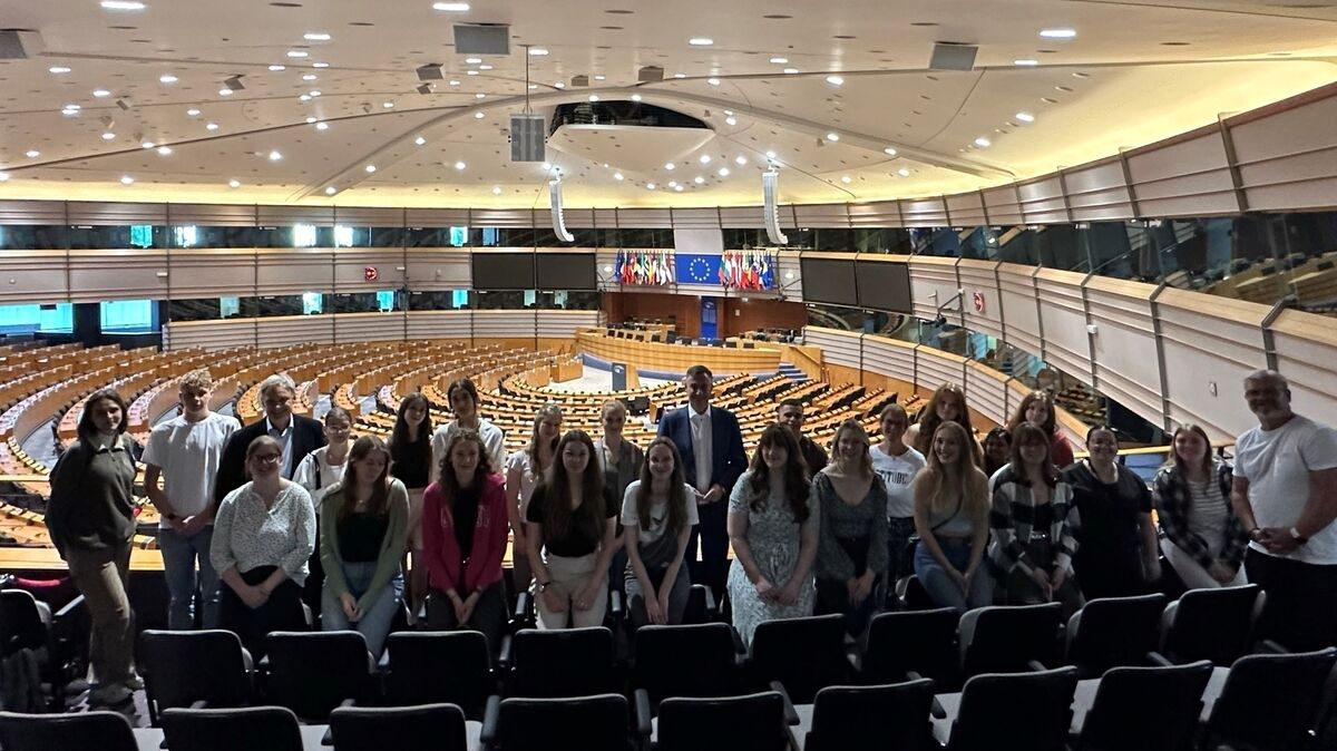 Die Schüler der BBS Cuxhaven gemeinsam mit David McAllister im Plenarsaal des Europäischen Parlaments in Brüssel. Foto: Schaffer