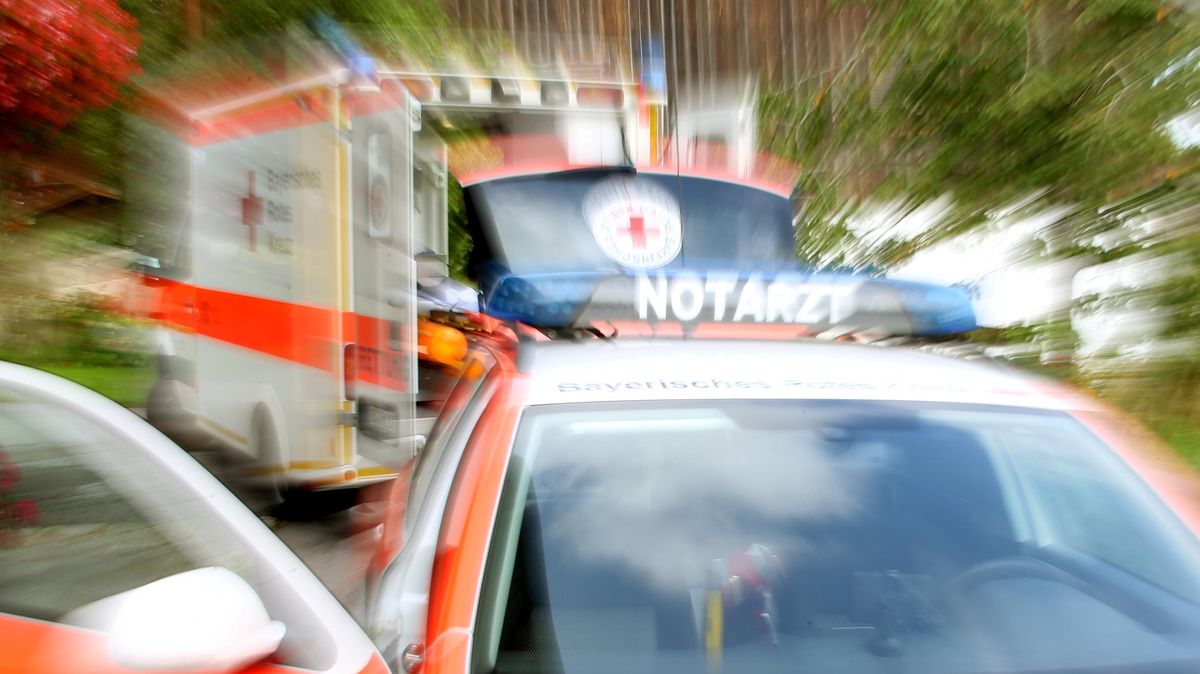 Der Rennradfahrer kam mit schweren Gesichtsverletzungen ins Krankenhaus. Symbolfoto: Jansen