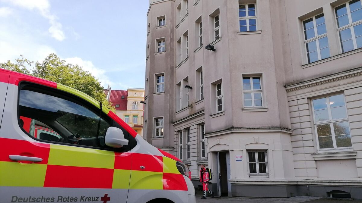 Die Feuerwehr und das DRK betreuen die Schüler nach dem Unglück am Gymnasium. Foto: Hanke