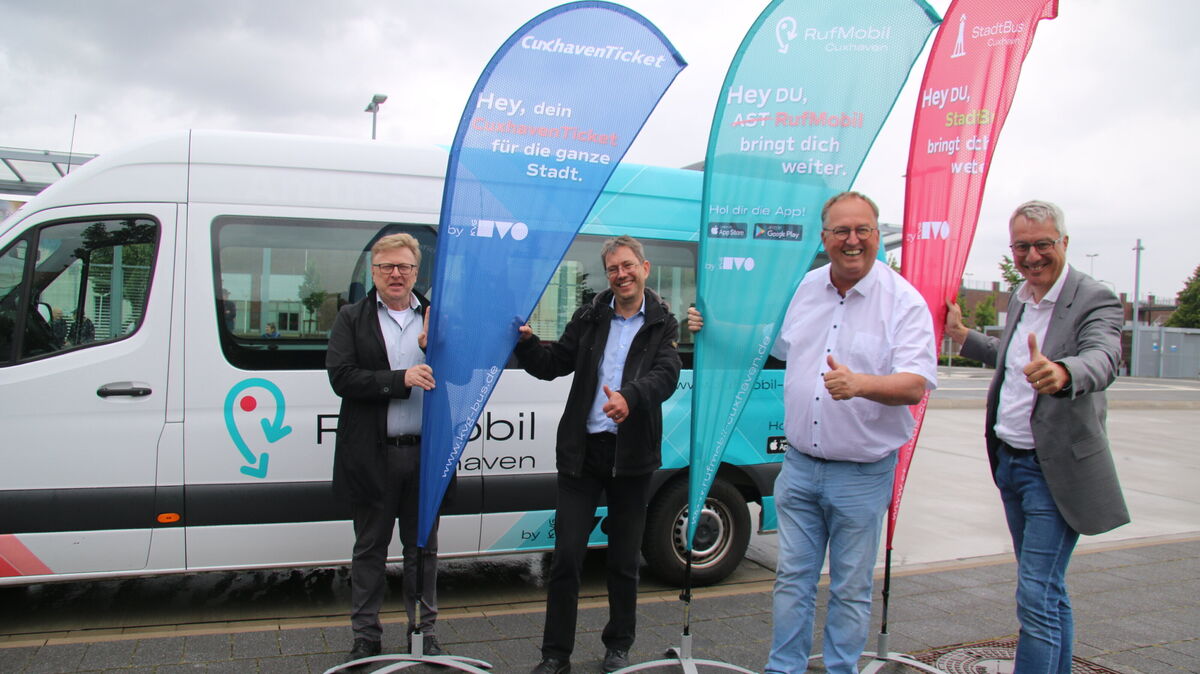 Der ÖPNV in Cuxhaven wird moderner: Oberbürgermeister Uwe Santjer (2.v.r.) und KVG-Geschäftsfüher Micrhael Fastert (r.), Dezernent Andreas Eickmann (l.) und Oliver Blau stellten jetzt beim ZOB Cuxhaven das neue „RufMobil“ vor. Foto: Potschka