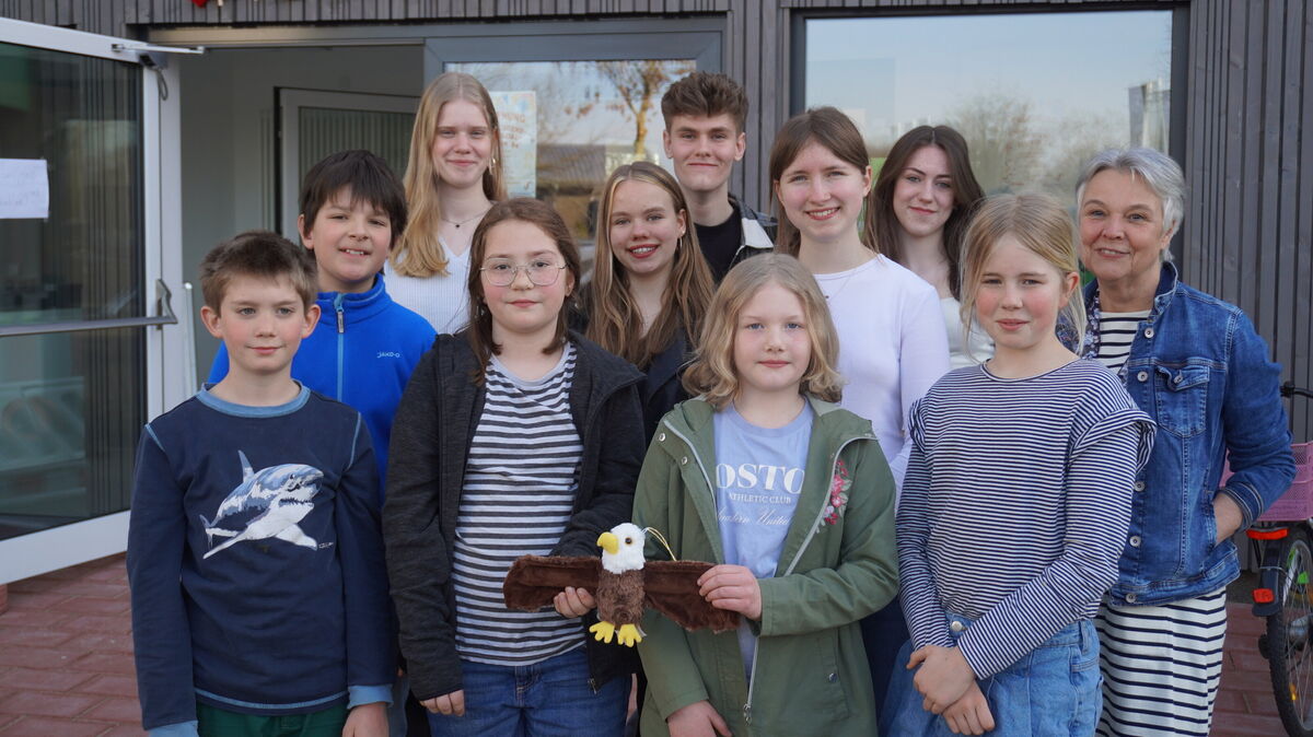 Die Mitglieder der frisch gegründeten Kinder- und Jugendvertretung der Samtgemeinde Hemmoor mit ihrem Maskottchen Coco freuen sich auf ihre neuen Aufgaben. Foto: Brettschneider