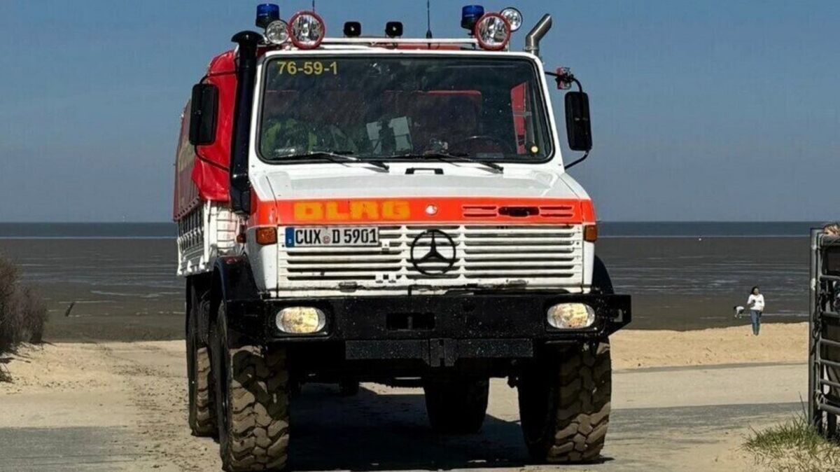 Der Unimog der DLRG ist nach dem Einsatz zurück aus dem Watt und befindet sich an Land. Foto: DLRG