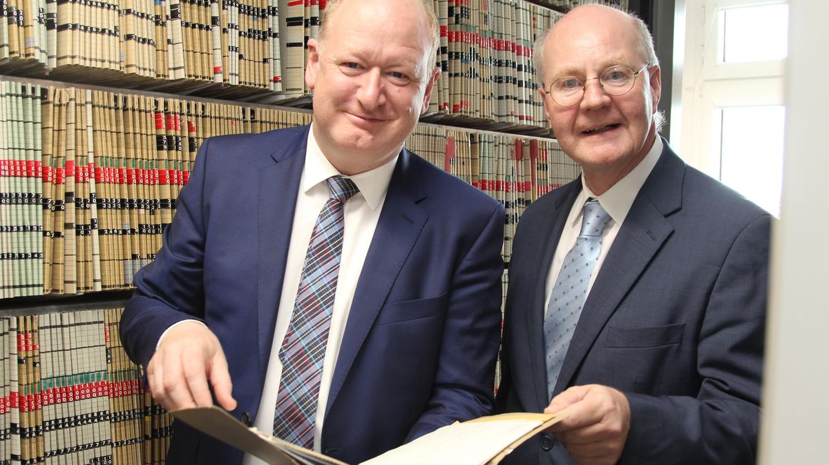 Ein Foto, das es so eigentlich bald gar nicht mehr geben soll, denn Finanzminister Reinhold Hilbers (l.), hier mit Finanzamt-Vorsteher Lutz Klug, setzt voll auf die Digitalisierung. Foto: Reese-Winne