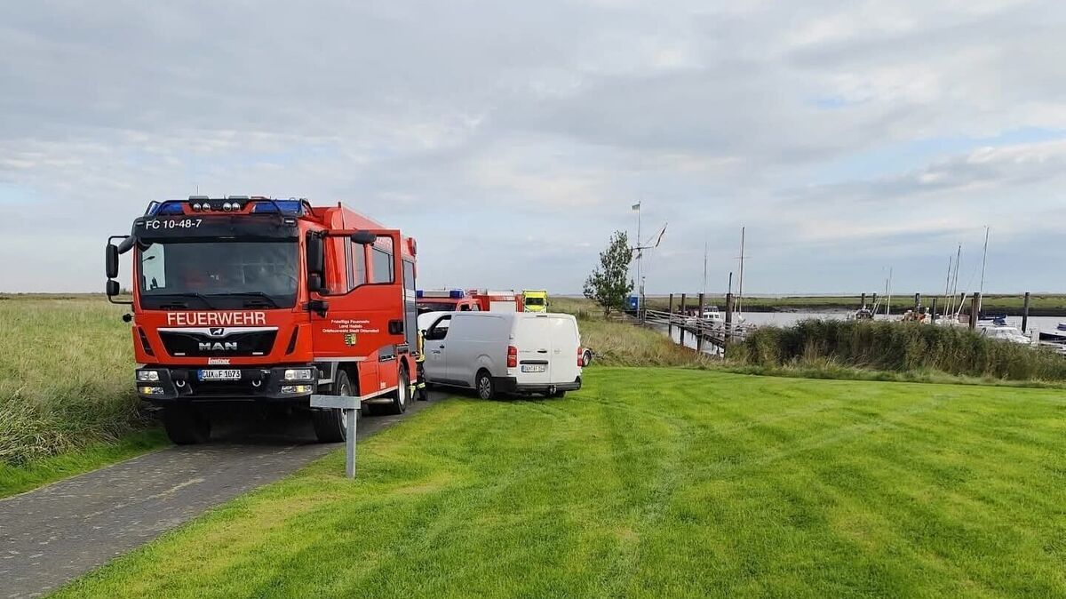 Einsatzkräfte von Feuerwehr und Rettungsdienst am Elbufer im Einsatz. Foto: Feuerwehr