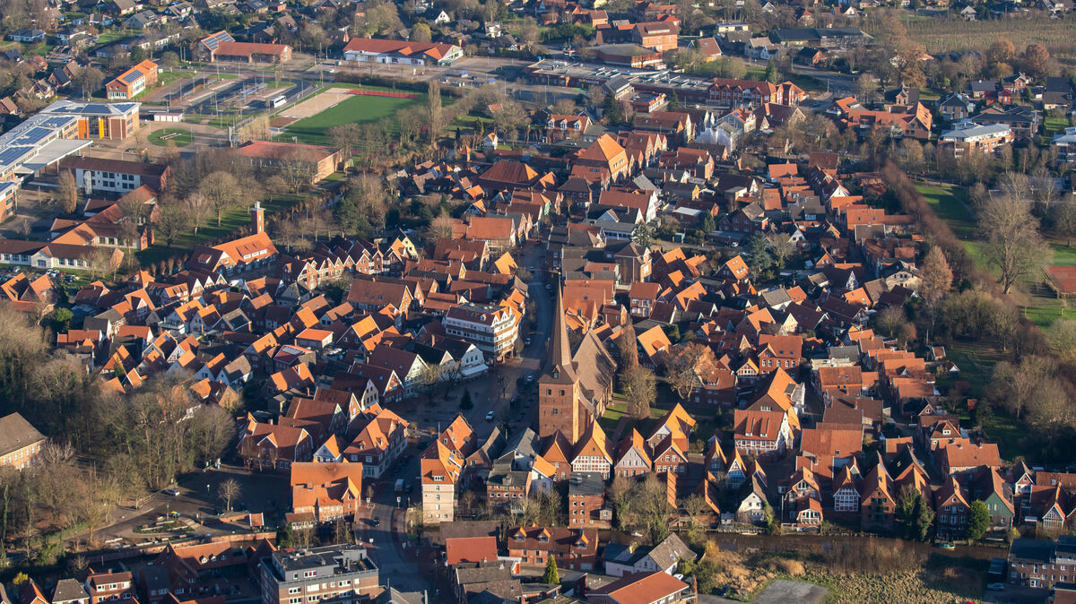 Otterndorf ist nicht nur Wohnstadt und Urlaubsdestination, sondern beheimatet auch viel Gewerbe, Handwerk, Dienstleistungen und Handel. Es gibt 63 Einzelhandelsbetriebe in der Medemstadt mit einer Gesamtverkaufsfläche von rund 25.000 Quadratmetern. Foto: Jan Czonstke