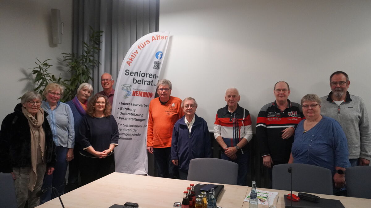 Mitglieder des Seniorenbeirats der Samtgemeinde Hemmoor und Gäste bei der öffentlichen Sitzung zur Förderung von Seniorenprojekten.