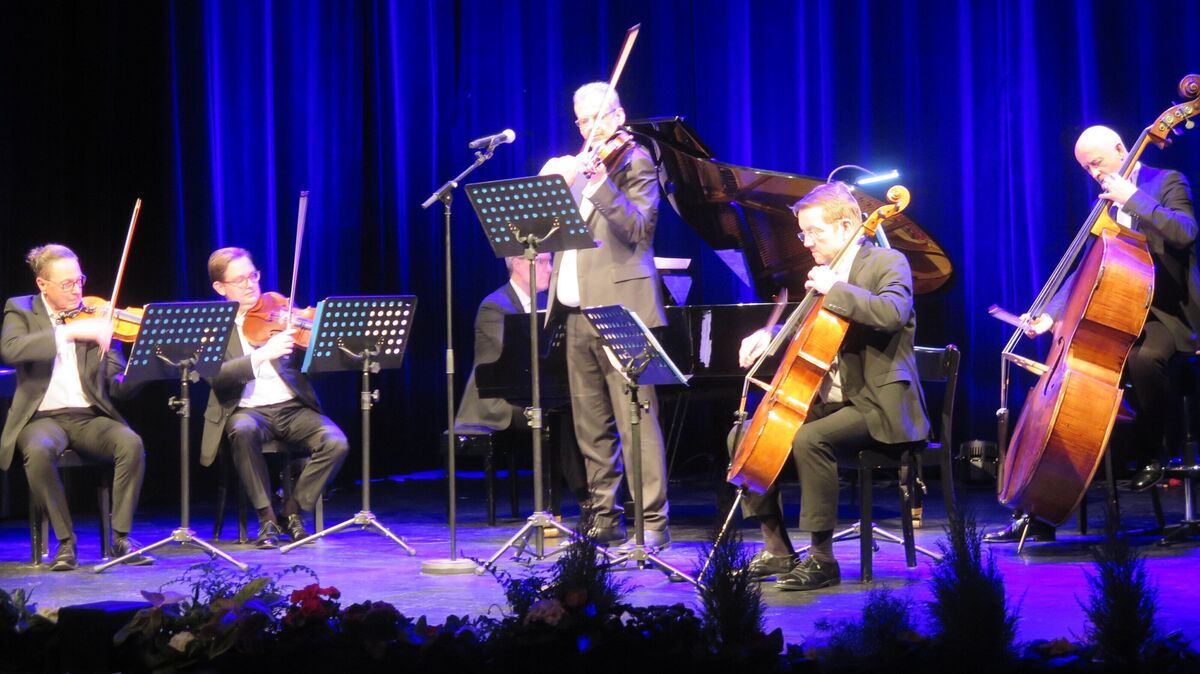 Das Johann-Strauß-Ensemble der Deutschen Oper Berlin mit dem Geiger Daniel Draganov (M.), der das diesjährige Neujahrskonzert auch moderiert. Foto: Cordes