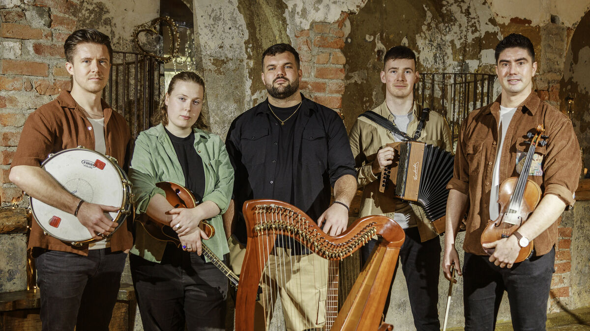 Die Band Billow Wood bringt mit ihrem mehrstimmigen Gesang und traditionellen Instrumenten irische Klänge auf die Bühne der Hapag-Hallen. Foto: Colin Gillen