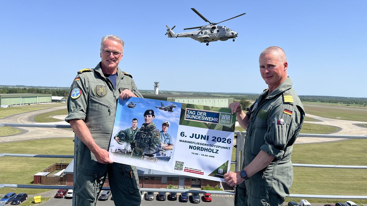 Für den Kommandeur der Marineflieger, Kapitän zur See Broder Nielsen (l.) und Fregattenkapitän Tobias (Projektstab) beginnt jetzt die heiße Phase vor dem Tag der Bundeswehr. Der Bordhubschrauber NH 90 "Sea Tiger" wird dabei ebenfalls in der Luft zu sehen sein. Foto: Reese-Winne