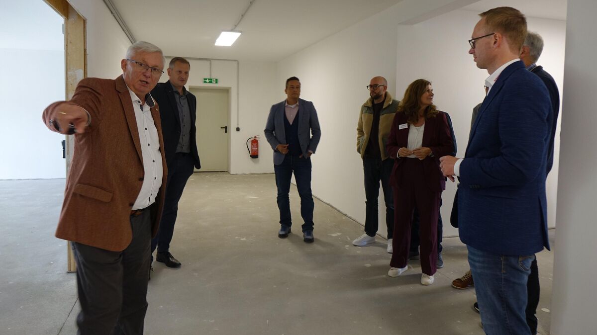 Hans-Peter Weber zeigt die neu entstandenen Räume. Foto: Werder