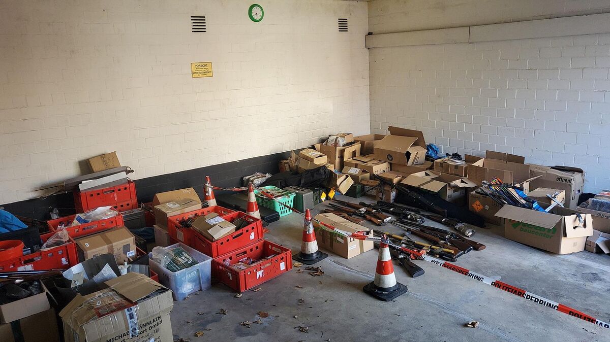 Die Polizei Cuxhaven hat die Durchsuchungen in zwei Häusern in der Wingst und Geversdorf abgeschlossen - mit erstaunlichem Ergebnis: Sie fanden so viele Waffen, dass mehrere Transporter gefüllt werden mussten. Foto: Polizei