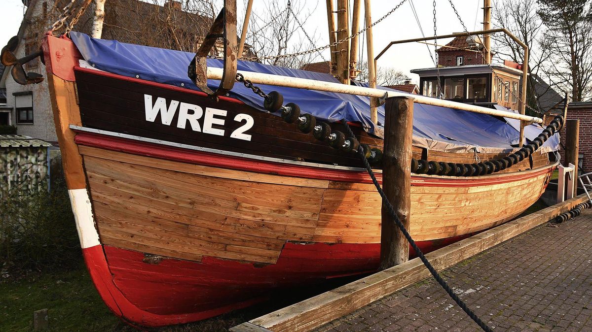 Die "Koralle" als Außenexponat des Museums für Wattenfischerei wird gerade vom Wremer Heimatkreis restauriert. Im Laufe des Sommers soll das komplette Schiff auch neu gestrichen werden. Foto: Ulich