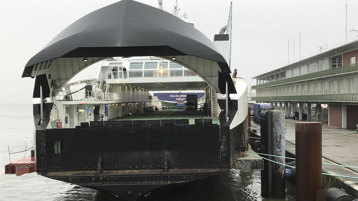 Die neue Elbefähre liegt jetzt am Steubenhöft. Foto: Sassen