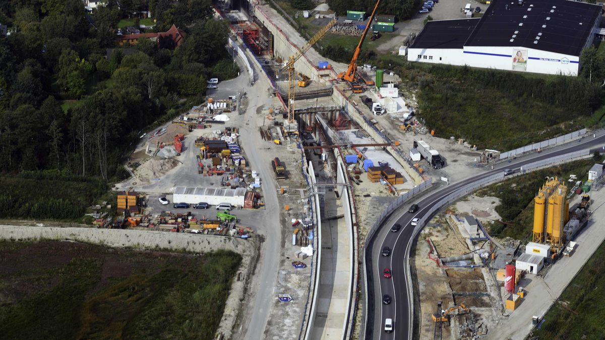 Der Druck für den Fertigstellungstermin wurde etwas gelockert: Die Hafenwirtschaft hat die Frist um drei Jahre verlängert. Sollte dann der Tunnel immer noch nicht fertig sein, ist der 15-Millionen-Euro-Anteil der Hafenwirtschaft an den Baukosten wieder in Gefahr. Foto: Scheer