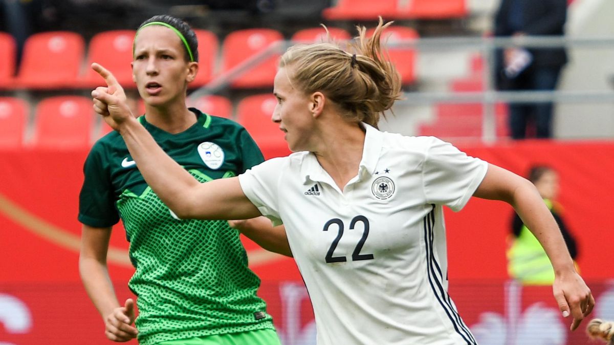 Eines ihrer letzten Tore im Trikot der Deutschen Frauen-Fußball-Nationalmannschaft schoss Tabea Kemme vor etwas mehr als drei Jahren im WM-Qualifikationsspiel gegen Slowenien. Insgesamt erzielte die gebürtige Geversdorferin in 47 Länderspielen sechs Tore. Foto: Armin Weigel/dpa