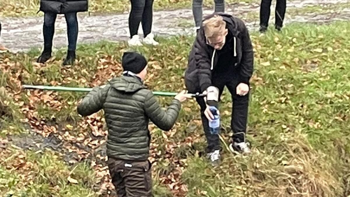 Für die Forschung benötigen die Schülerinnen und Schüler eine Wasserprobe. Foto: privat