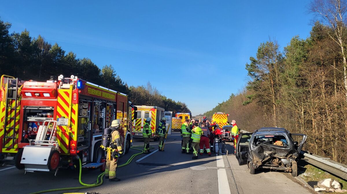 Ein Großaufgebot an Einsatzkräften wurde an die Unfallstelle gerufen. Foto: Polizei Cuxhaven