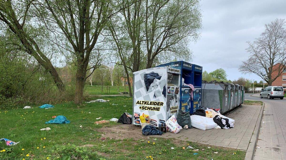 Die Altkleidercontainer an der Straße Vor dem Flecken hinter dem Ritzebütteler Marktplatz wurden von der Firma Sammelbox GmbH aufgestellt. Diese Firma ist ein gewerblicher Textilsammler und stellt in vielen Städten Container auf. Foto: May