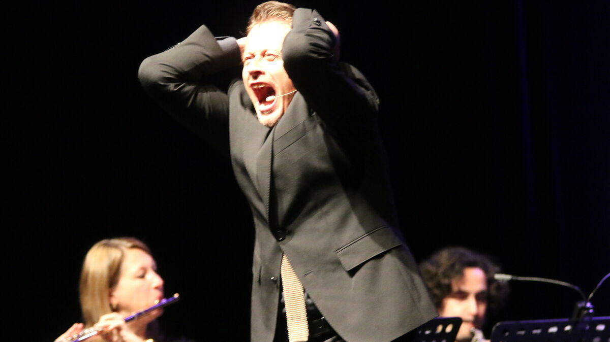 Der Schauspieler Roman Knižka schlüpfte eindrucksvoll in die vielen Rollen der musikalischen Lesung „Dass ein gutes Deutschland blühe ..." – zwischen Zivilisten, Hitlerjungen und Zeitzeugen. Foto: Potschka