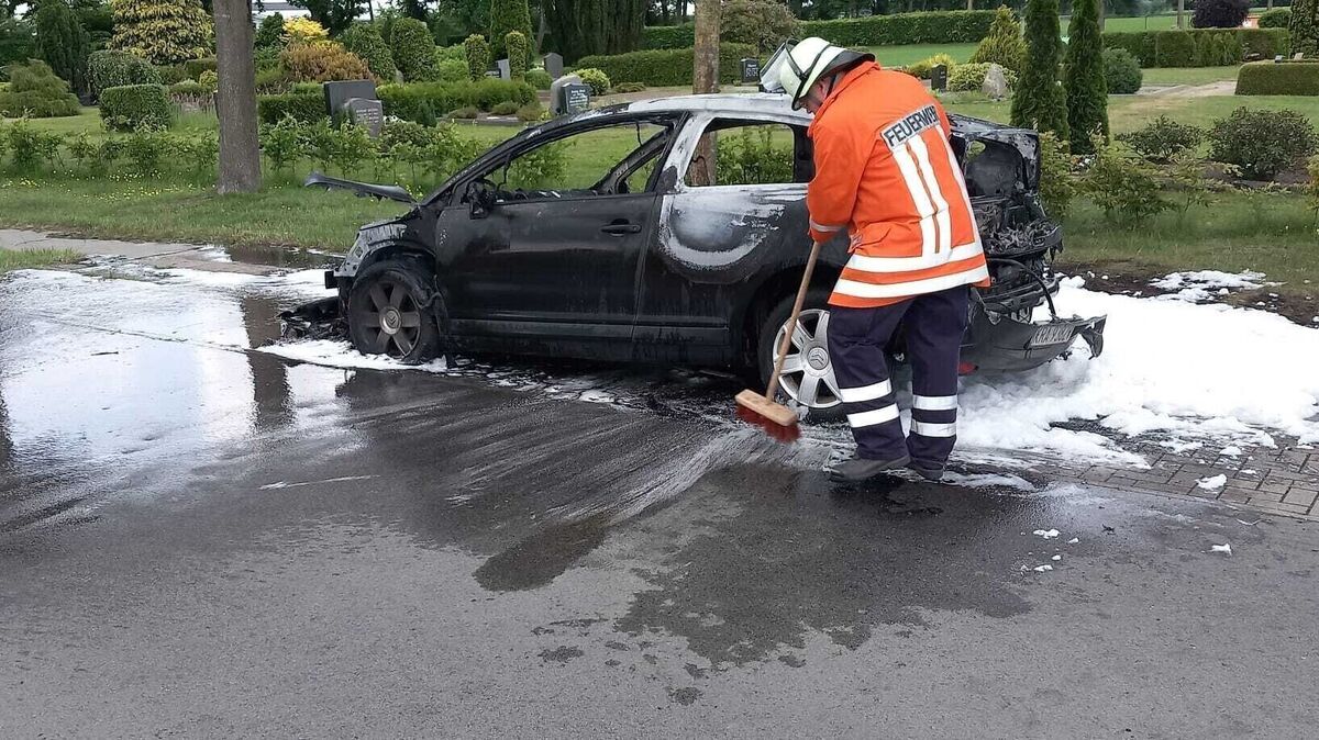 Die Feuerwehr Lamstedt brachte die Flammen zunächst mit Wasser unter Kontrolle, bevor der Brand schließlich mit einem Schaumangriff vollständig gelöscht wurde. Foto: Jürgen Lange