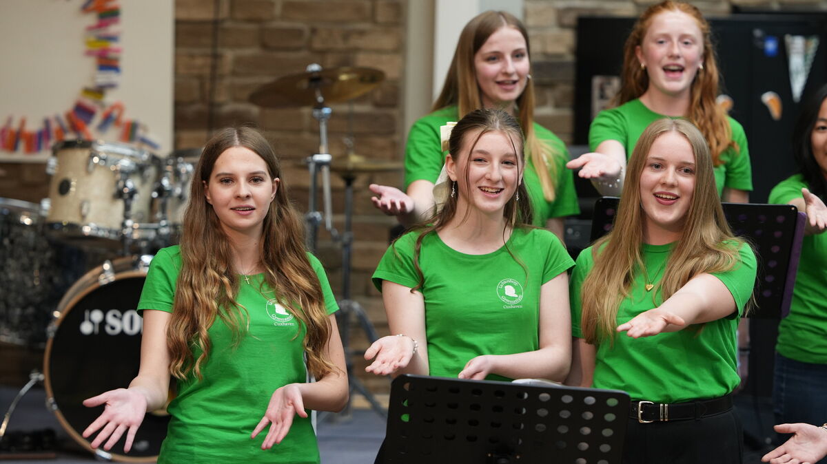 Bei den Songs der LiG-Harmonics ist es mit dem Singen allein nicht getan, die Mitwirkenden nehmen ihr Publikum auch mit begleitenden Gesten mit. Foto: LiG