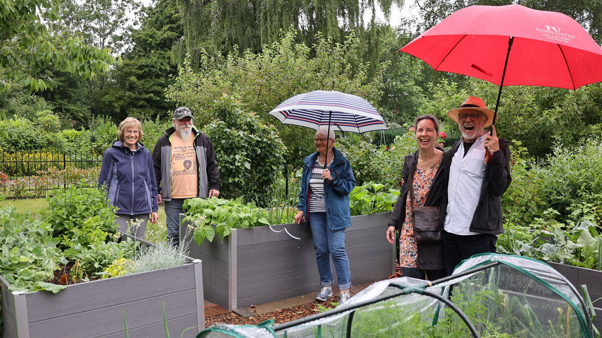 Carlo Fautz (r.) zeigt stolz das Projekt auf seiner Parzelle in Döse. Ziel ist es unter anderem, Senioren aus der Umgebung das Gärtnern zu ermöglichen. Das Motto: „Gemeinsam, glücklich, ernten.“ Foto: Larschow