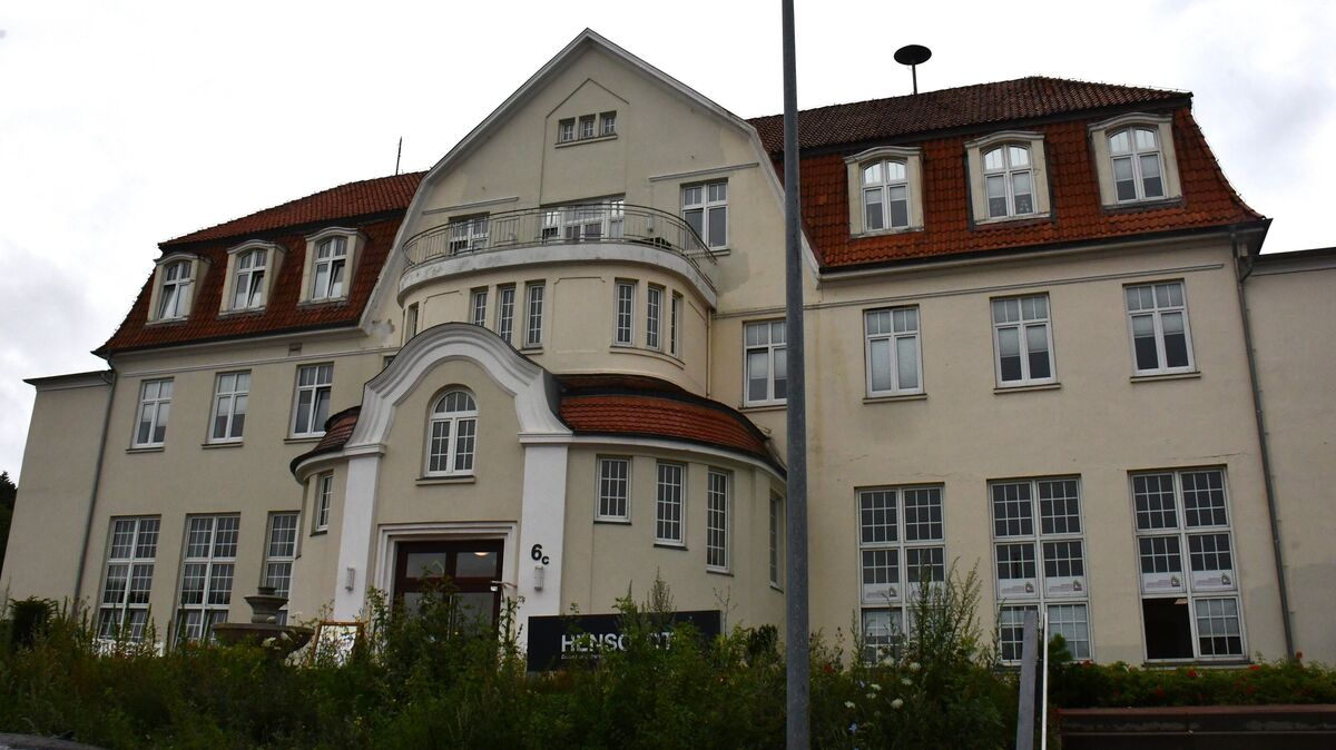 Dieses denkmalgeschützte Gebäude in Nordholz ist der Standort des "Regionalen Versorgungszentrums" für den Landkreis Cuxhaven. In früheren Zeiten diente es unter anderem als Bundeswehrklinik. Ab 2020 wurde es kernsaniert und ist jetzt Anlaufpunkt für Tausende Patienten aus der Region. Foto: Schröder