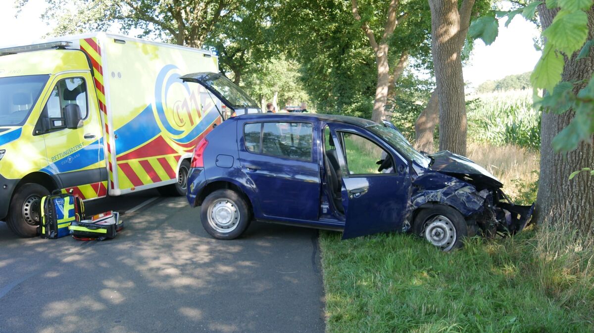 Nach dem ersten Aufprall schleuderte der Dacia quer über die Fahrbahn und kollidierte mit einer Eiche. Foto: Jürgen Lange