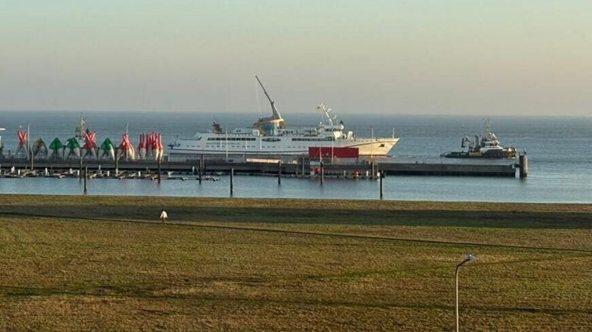 Die "Helgoland" wurde am Montagmorgen von zwei Schleppern zur „Bredo Dry Docks“-Mützelfeldtwerft in Cuxhaven gebracht. Foto: Sassen