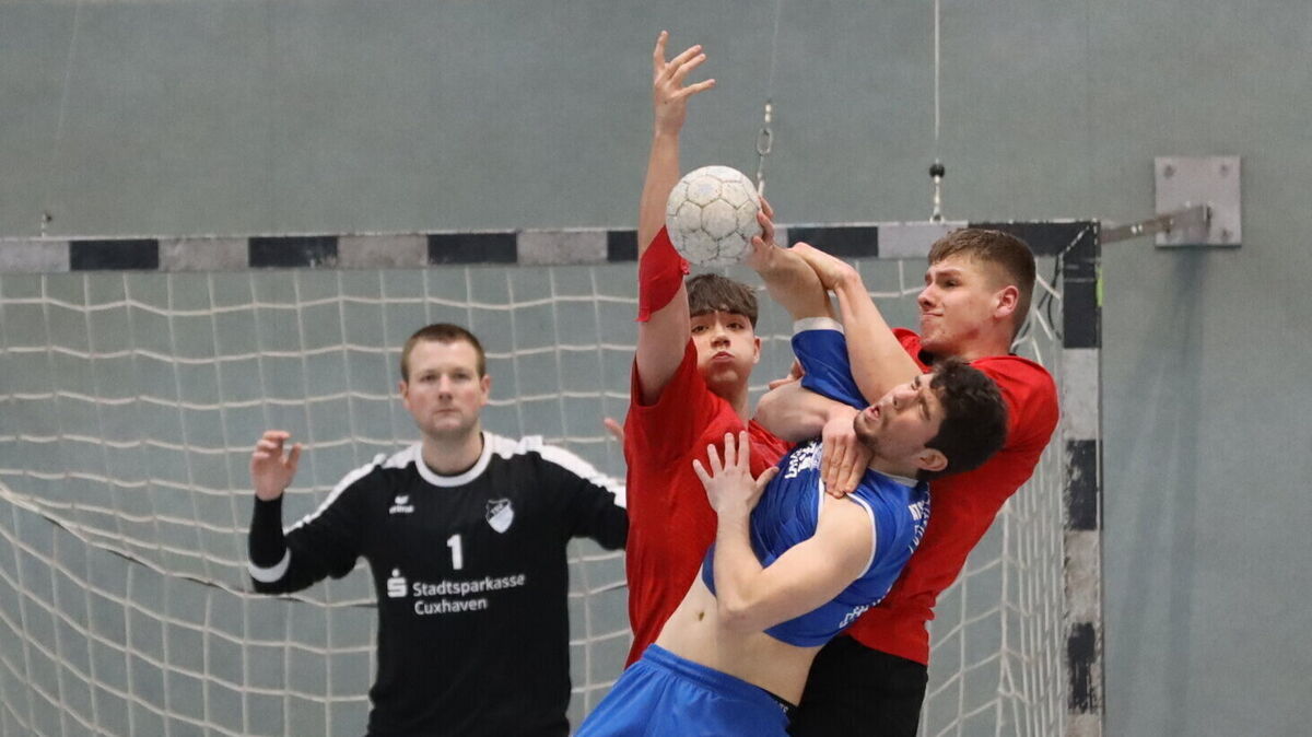 Die beiden besten Angreifer des TSV Altenwalde, Finn Habich und Matthis Schriefer, packten am Sonnabend beim Heimsieg gegen Habenhausen vor allem in der Abwehr kräftig zu. Foto: Unruh