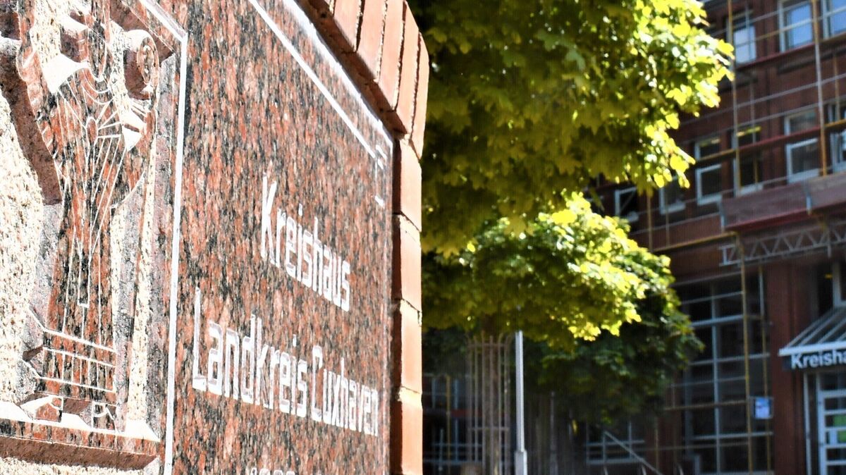 Im Cuxhavener Kreishaus muss bei den Treffen des Kreistages nach einem erneuten Fraktionsaustritt die Sitzordnung geändert werden. Archivfoto: Schröder