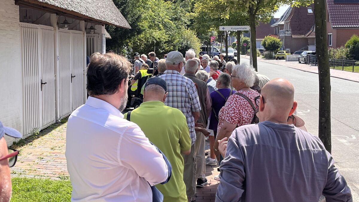 Warten auf den Einlass: Vor dem Eingang in den Kurpark bildet sich eine Schlange. Foto: Reese-Winne