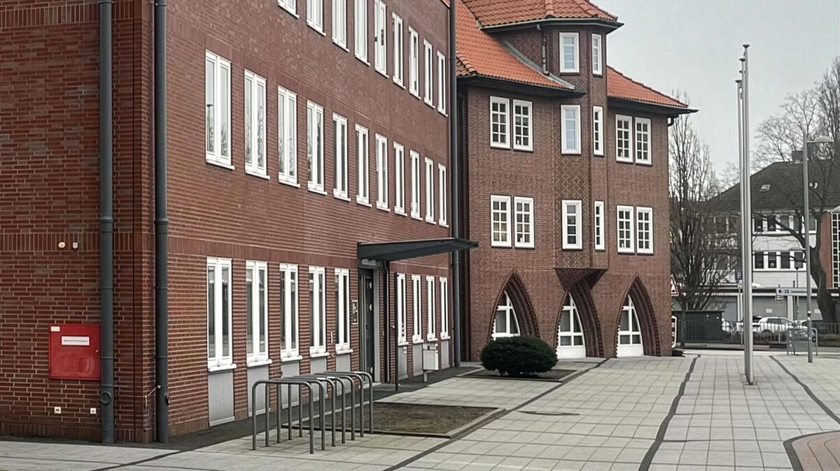 Mehr Parteien als bisher werden künftig hinter den Mauern des Cuxhavener Rathauses die Entscheidungen treffen. Foto: Koppe