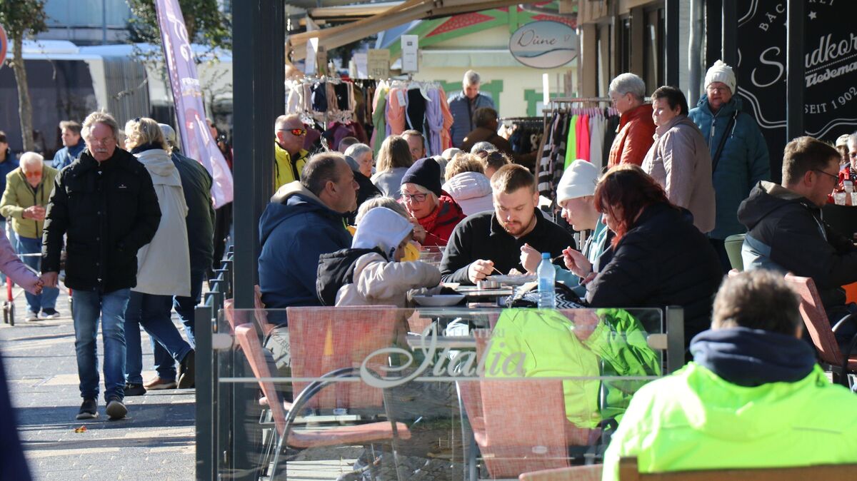 Gäste genießen den sonnigen Herbsttag am Sonnabend im Cuxhavener Stadtteil Duhnen. Foto: Mangels