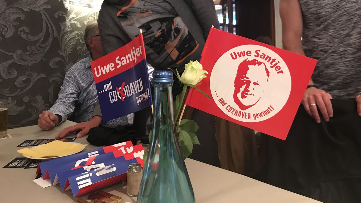 Die Tische bei der SPD-Wahlparty in Lüdingworth waren mit Uwe-Santjer-Fanaccessoires geschmückt. Foto: Reese-Winne