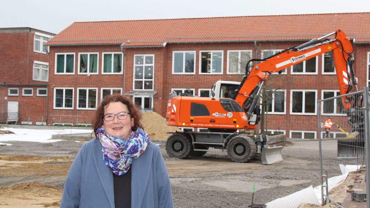 Schulleiterin Sandra Marczyschewski erkennt jeden Tag Fortschritte bei der Schulhof-Sanierung, bei der kein Stein auf dem anderen bleibt. Foto: Reese-Winne