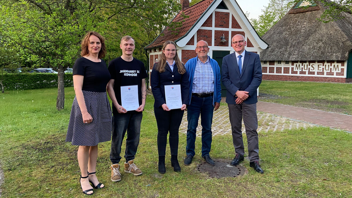 Die Hemmoorer Bürgermeisterin Sabine Wist (l.) und Samtgemeindebürgermeister Jan Tiedemann (r.) bedankten sich bei Finn Ungerbieler (2.v.l.), Svenja Geppert und Rolf Meyer für ihr großes ehrenamtliches Engagement. Klaus Winter, der nicht am Empfang teilnehmen konnte, erhält später seine Ehrenurkunde. Foto: Dammer
