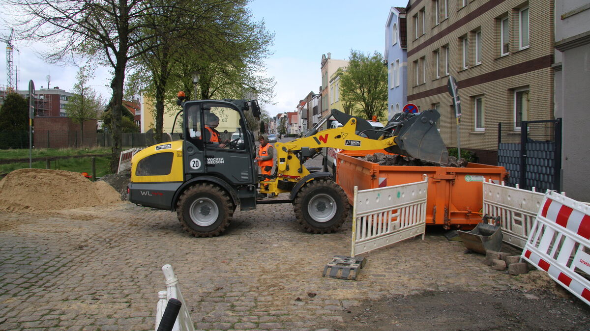 Die vorbereitenden Arbeiten im Bereich der Friedrich-Carl-Straße laufen unvermindert weiter. Hier sind Arbeiter dabei, das historische Pflaster im Bereich des Wendehammers aufzunehmen und in einen Baucontainer zu verfrachten. Foto: Potschka