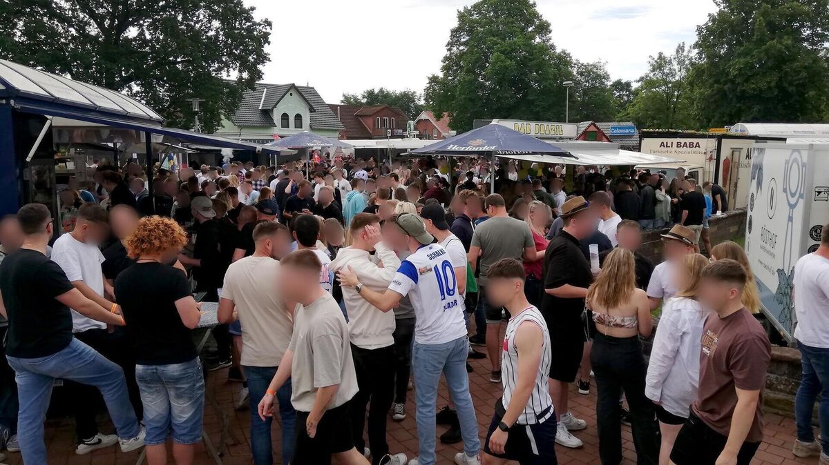 Partybesucher feiern beim Frühtanz in Steinau. Hinter einem Toilettenwagen, der mitten auf dem Veranstaltungsgelände in der Nähe von Imbissbuden stand, soll es zu einer Vergewaltigung gekommen sein. Foto: Dührkop