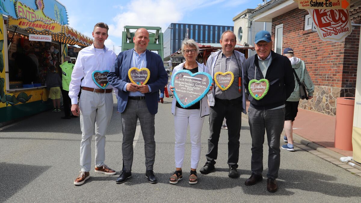 Schausteller-Chef und Mit-Veranstalter David Bode, Bürgermeister Oliver Ebken, Susanne Wolf (Veranstaltungszentrum), Stefan Sehlmeyer (Mit-Veranstalter) und Schausteller-Ehrenpräsident Egon Greger (von links) freuen sich über einen gelungen Auftakt der 45. Cuxhavener Hafentage. Foto: Witthohn